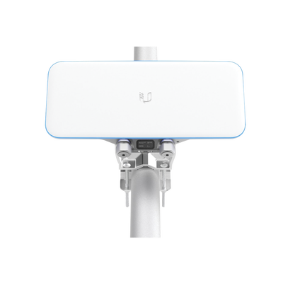 UniFi Estación Base Sectorial IP67 WiFi con tres radios